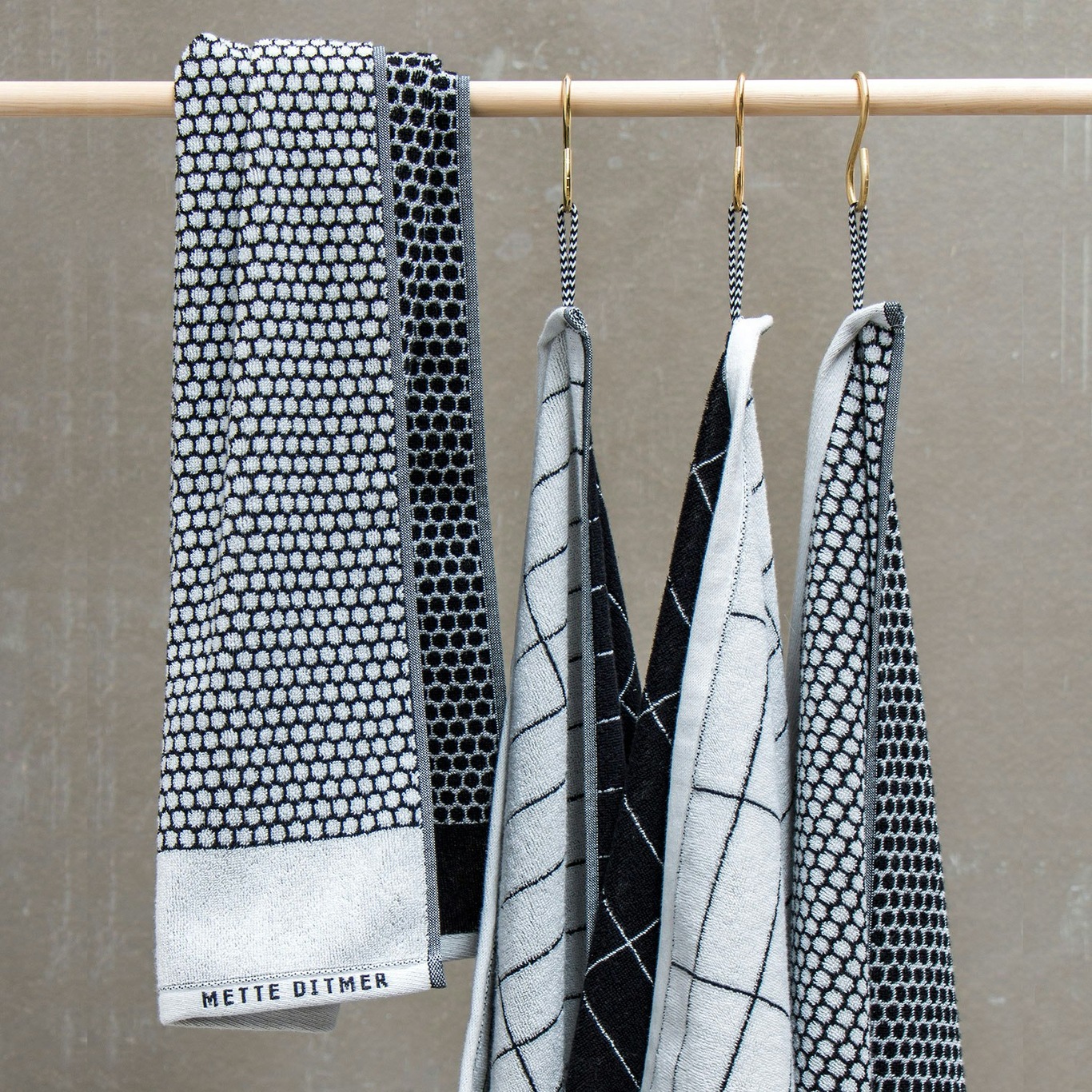 Grid Handtuch Schwarz/Off-White, 50x100cm - Mette Ditmer @