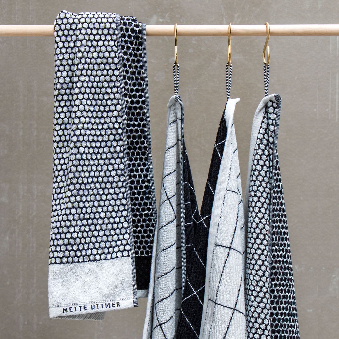 Grid Handtuch Schwarz/Off-White, 50x100cm - Mette Ditmer @